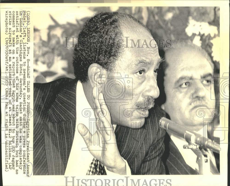 Load image into Gallery viewer, 1975 Press Photo Egyptian Pres. Anwar Sadat listens at press conference, London
