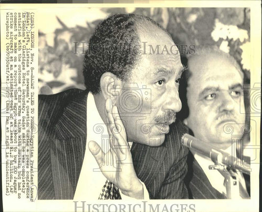 1975 Press Photo Egyptian Pres. Anwar Sadat listens at press conference, London