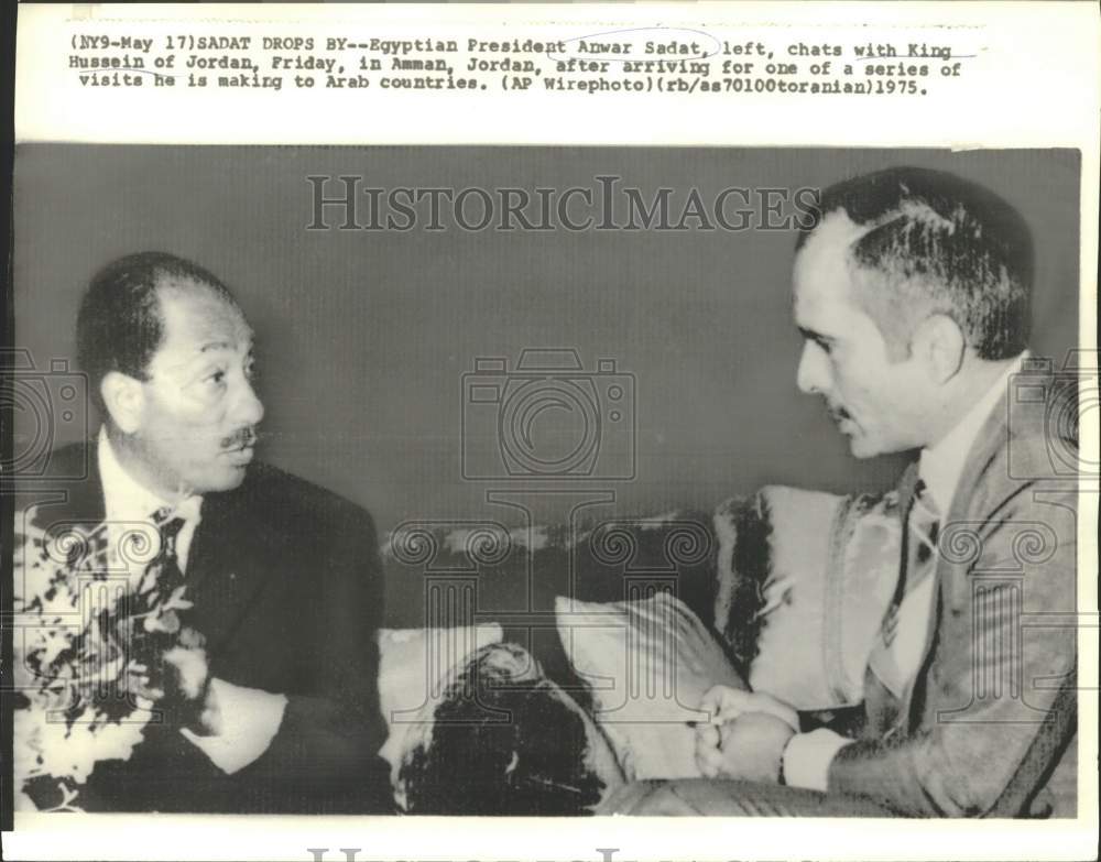 1975 Press Photo Egypt&#39;s President Anwar Sadat chats with King Hussein, Jordan