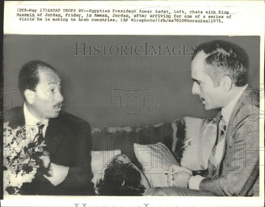 1975 Press Photo Egypt's President Anwar Sadat chats with King Hussein, Jordan