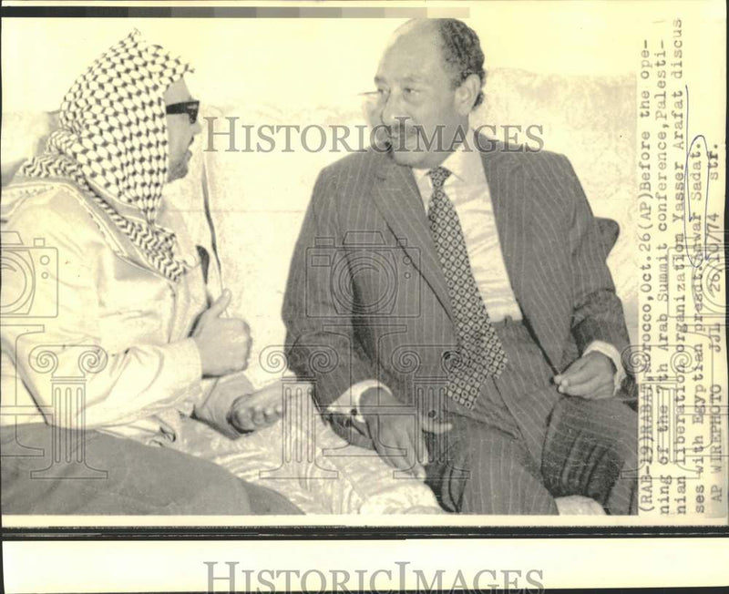 Load image into Gallery viewer, 1974 Press Photo Yasser Arafat talks with Egypt's President Anwar Sadat, Morocco
