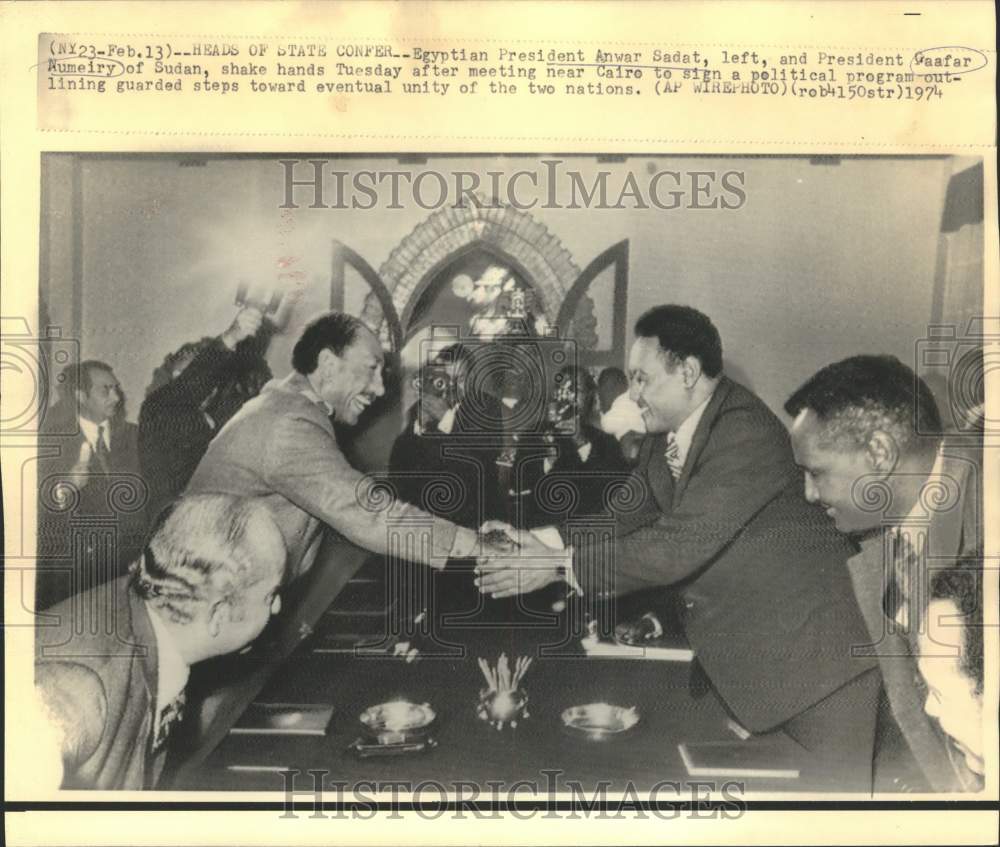 1974 Press Photo President Anwar Sadat shakes hands with Gaafar Nimeiry, Egypt