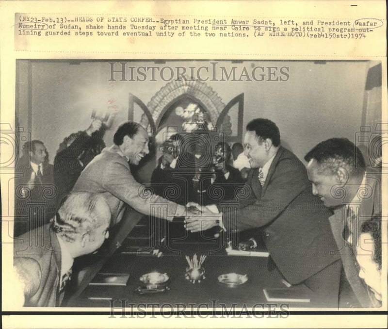 Load image into Gallery viewer, 1974 Press Photo President Anwar Sadat shakes hands with Gaafar Nimeiry, Egypt
