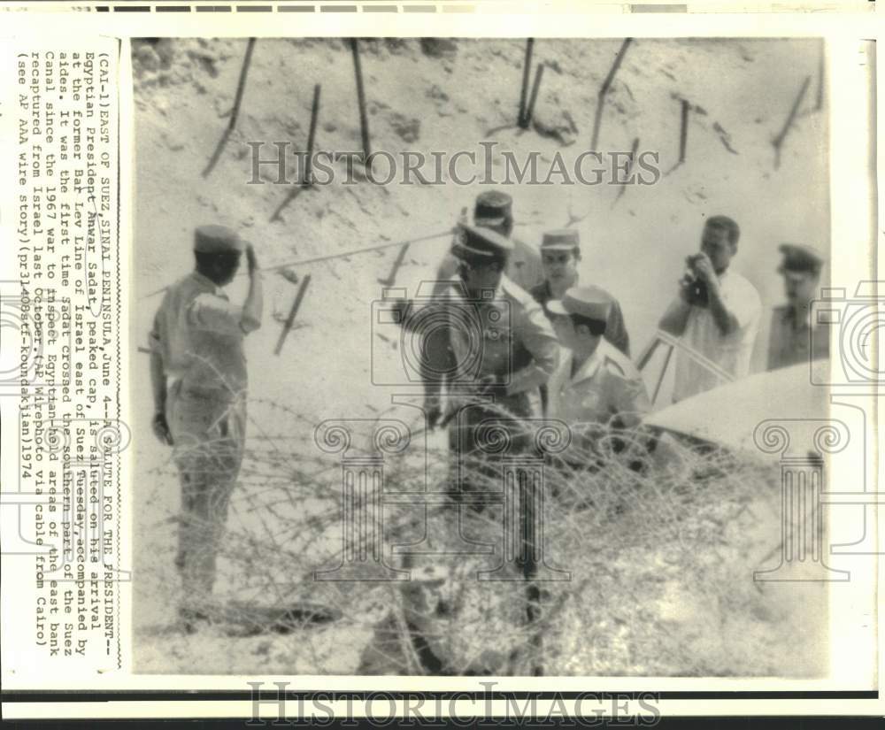 1974 Press Photo Egyptian Pres. Anwar Sadat is saluted upon arrival in Israel
