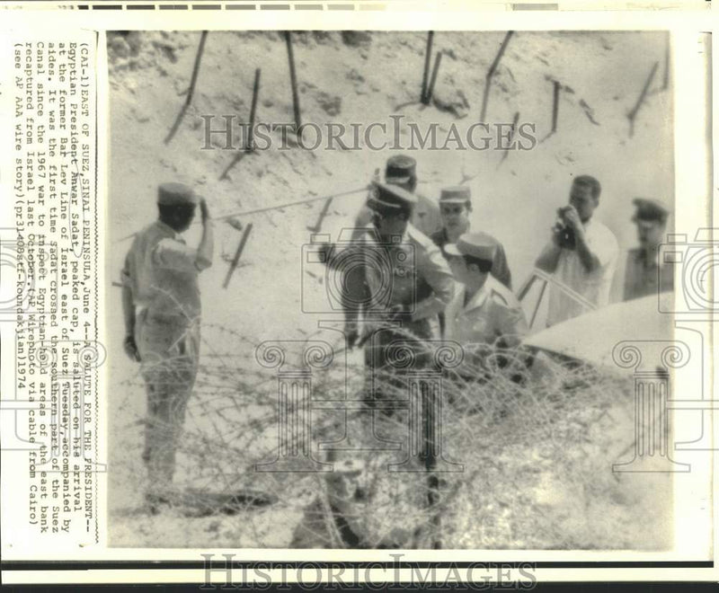 Load image into Gallery viewer, 1974 Press Photo Egyptian Pres. Anwar Sadat is saluted upon arrival in Israel
