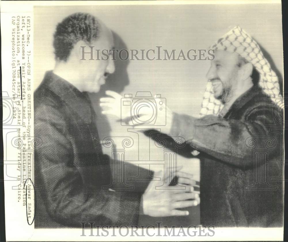 1974 Press Photo Pres. Anwar Sadat greets Palestine leader Yasser Arafat, Cairo