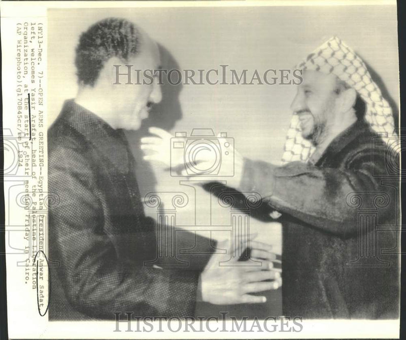 Load image into Gallery viewer, 1974 Press Photo Pres. Anwar Sadat greets Palestine leader Yasser Arafat, Cairo
