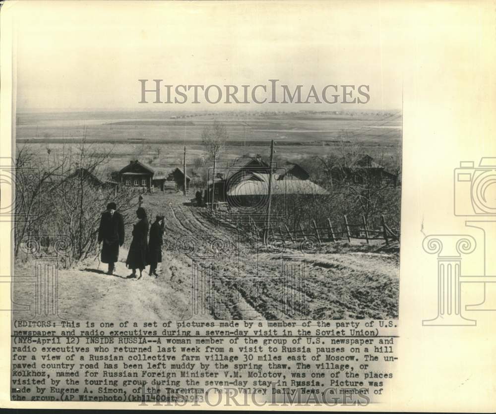 1953 Press Photo U.S. Media Tour Group Members View Russian Collective Farm