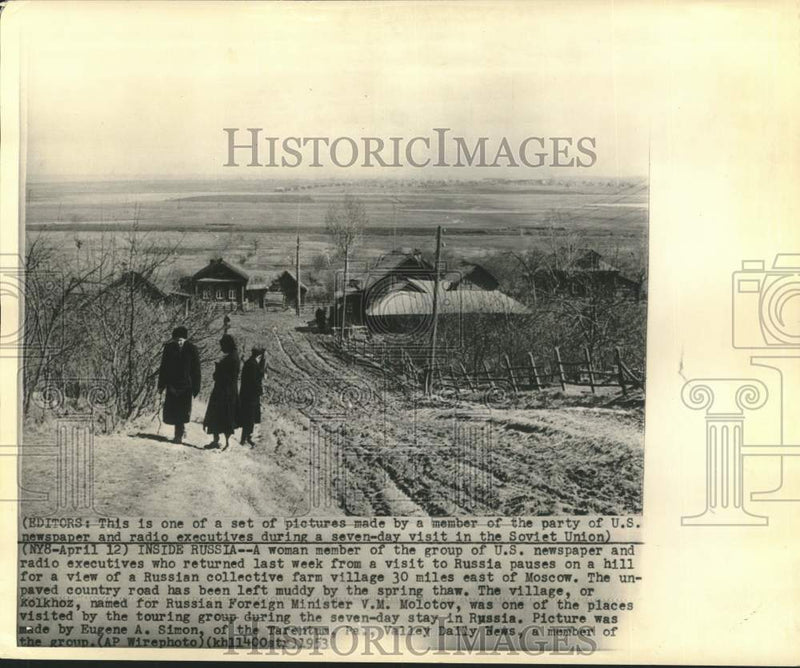 Load image into Gallery viewer, 1953 Press Photo U.S. Media Tour Group Members View Russian Collective Farm
