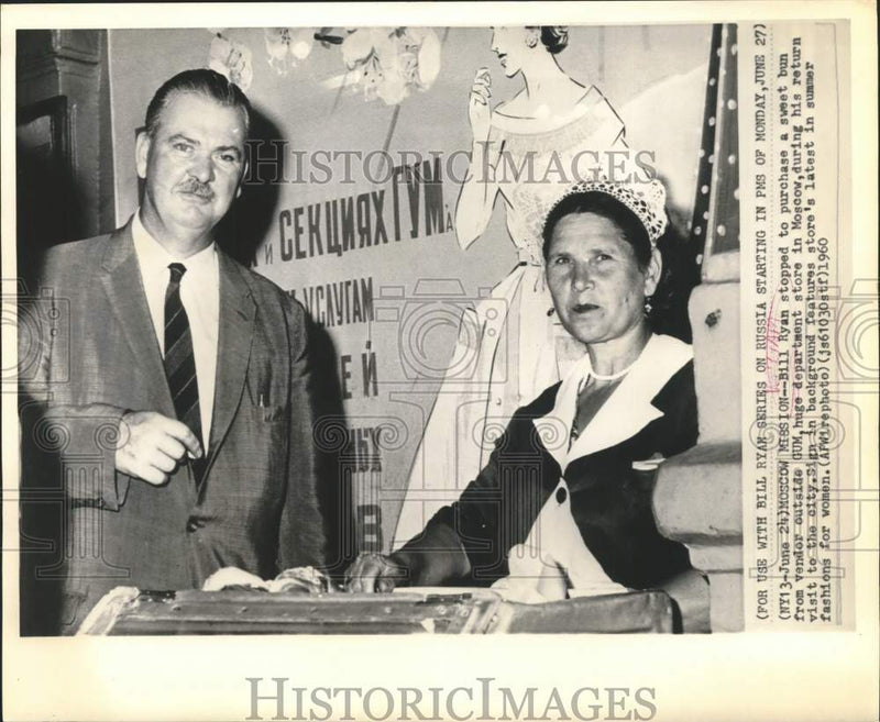 Load image into Gallery viewer, 1960 Press Photo Journalist Bill Ryan Buys Sweet Bun from Vendor in Moscow

