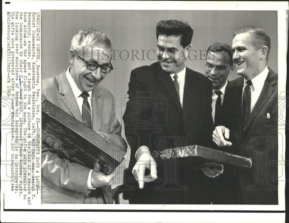 1969 Press Photo Soviet Cosmonauts, American Astronaut Have a Laugh, Houston
