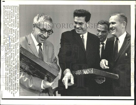 1969 Press Photo Soviet Cosmonauts, American Astronaut Have a Laugh, Houston