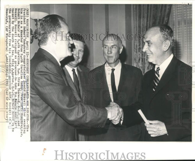 Load image into Gallery viewer, 1965 Press Photo V.P. Hubert Humphrey Congratulates New Senator Donald Russell
