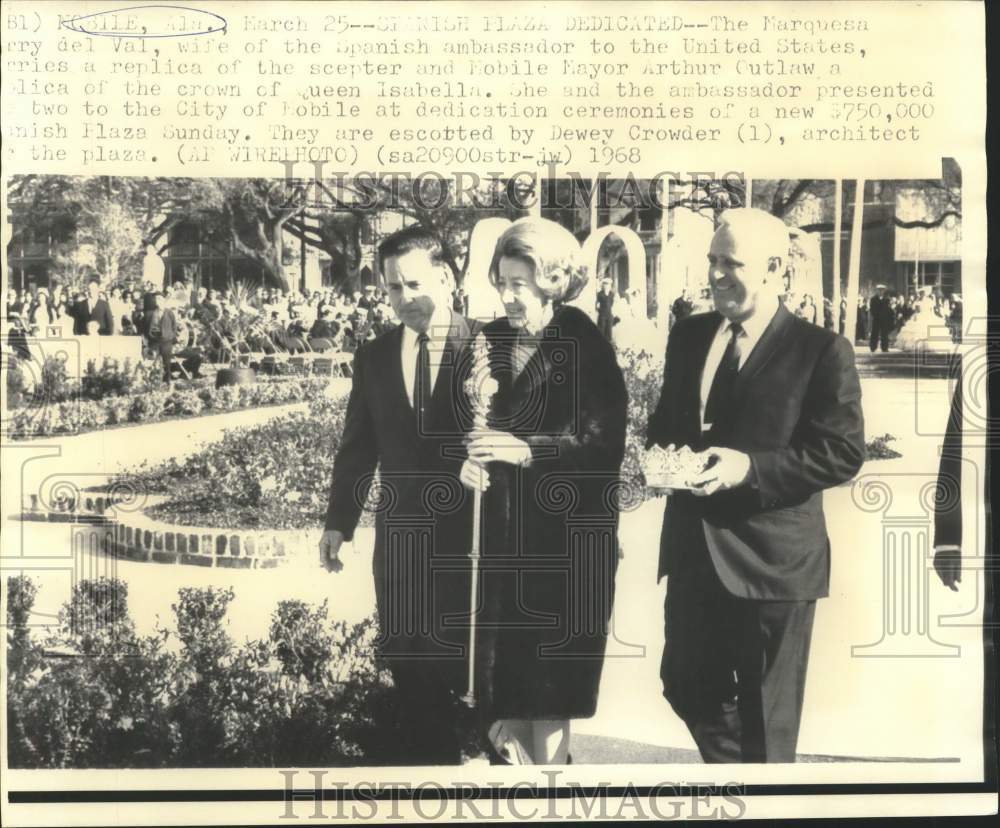 1968 Press Photo Dedication of Spanish Plaza, Mobile, Alabama - now40185