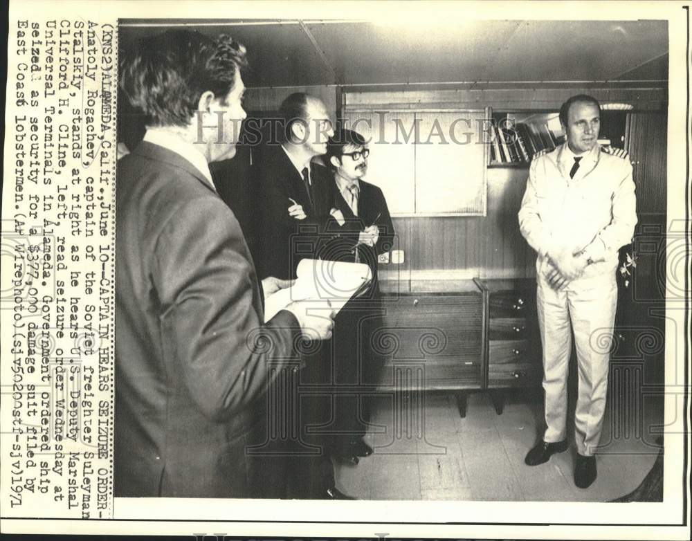 1971 Press Photo Captain Anatoly Rogachev hears Clifford Cline read orders, CA.