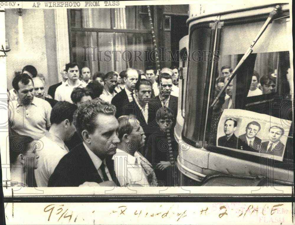 1971 Press Photo Russians listen to the latest news &amp; mourn deceased astronauts