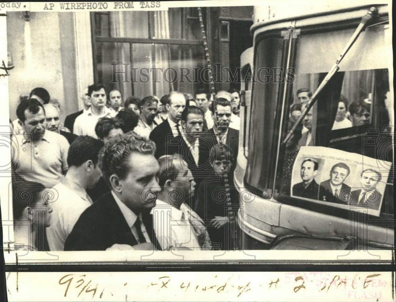 Load image into Gallery viewer, 1971 Press Photo Russians listen to the latest news &amp; mourn deceased astronauts
