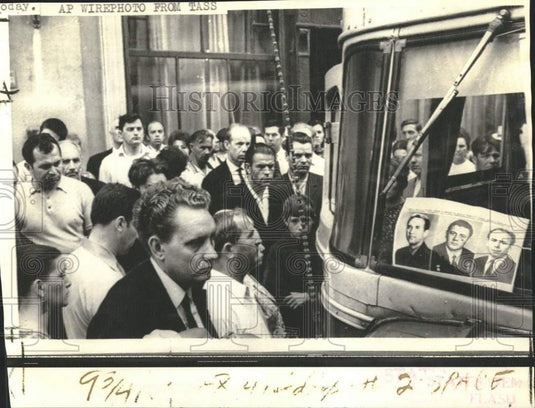1971 Press Photo Russians listen to the latest news & mourn deceased astronauts
