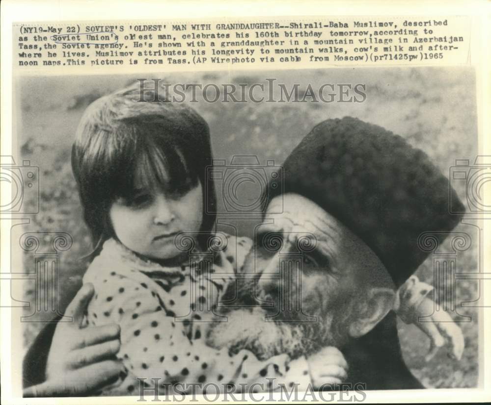 1965 Press Photo 160-year-old Shirali-Baba Muslimov holds granddaughter, Russia