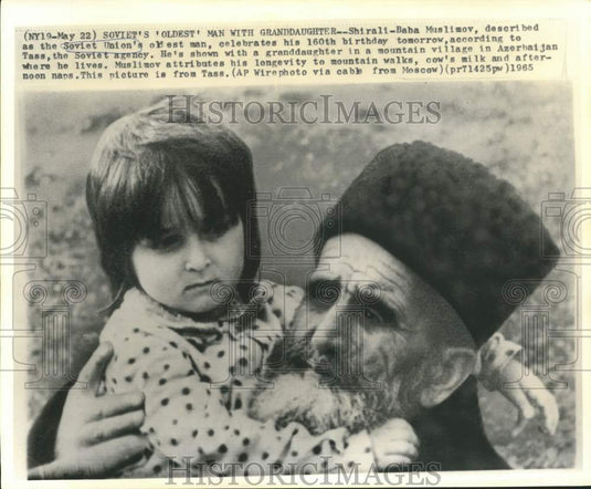 1965 Press Photo 160-year-old Shirali-Baba Muslimov holds granddaughter, Russia