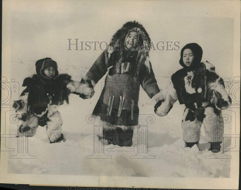 Load image into Gallery viewer, 1960 Press Photo Children from Kamchatka, Russia Warmly Dressed - now40237
