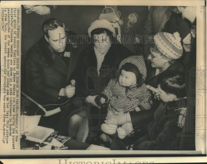 Load image into Gallery viewer, 1967 Press Photo Russians Arrive Home in Moscow from Peking during Crisis

