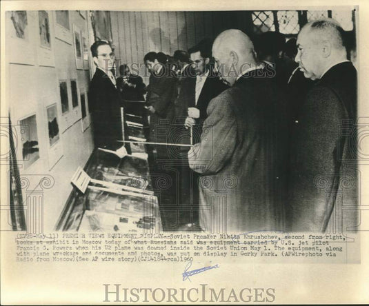 1960 Press Photo Soviet Premier Views U.S. Pilot Francis G. Powers' Equipment