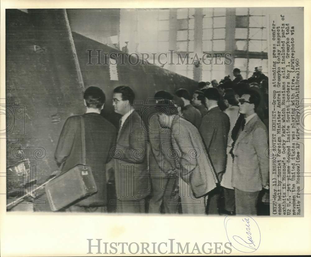1960 Press Photo Russian Press Views U.S. Pilot Francis Gary Powers Exhibit