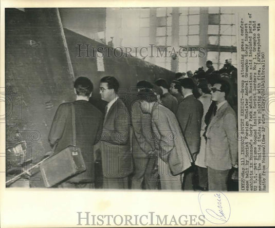 1960 Press Photo Russian Press Views U.S. Pilot Francis Gary Powers Exhibit