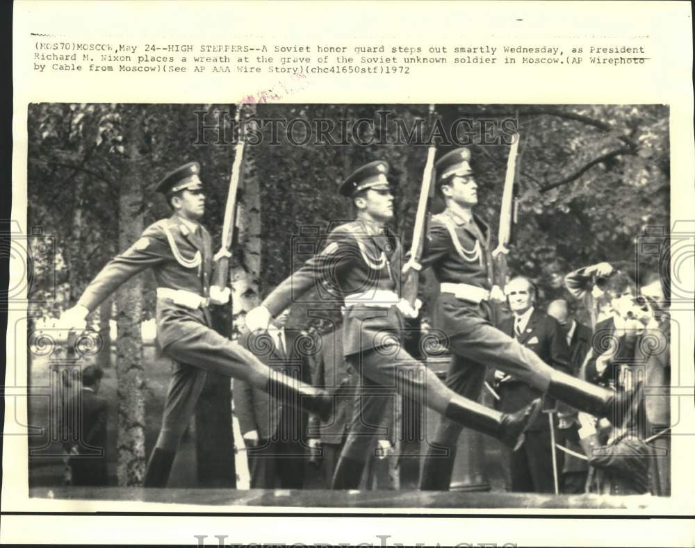 1972 Press Photo Russian Honor Guard Marches in Moscow - now40261