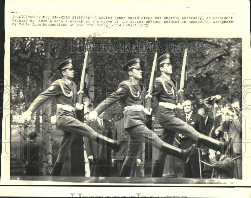 Load image into Gallery viewer, 1972 Press Photo Russian Honor Guard Marches in Moscow - now40261
