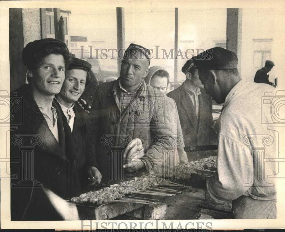 1961 Press Photo Shashlik is cooked in an open air restaurant in Tashkent