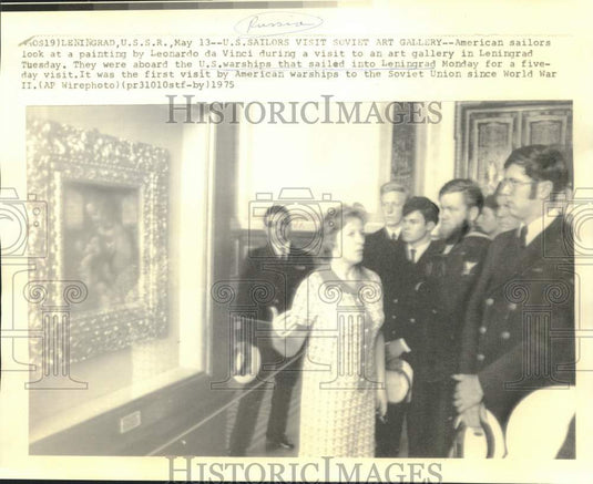 1975 Press Photo American sailors admire a Leonardo da Vinci painting, Leningrad