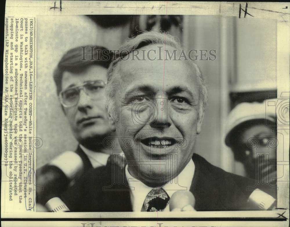 1974 Press Photo White House lawyer James St. Clair talks with newsmen, Wash.