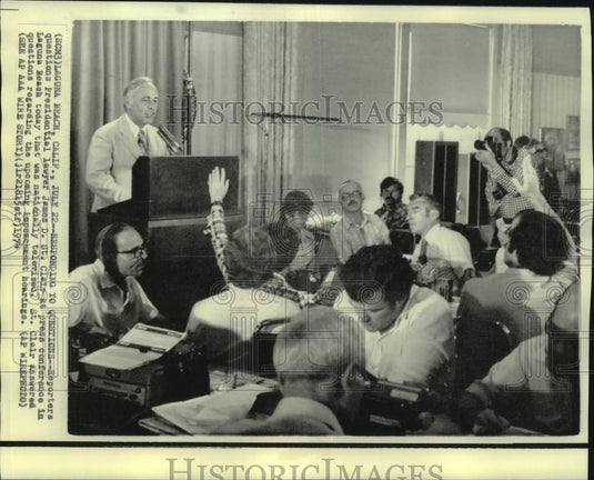 1974 Press Photo Reporters question Presidential lawyer James D. St. Clair, CA.