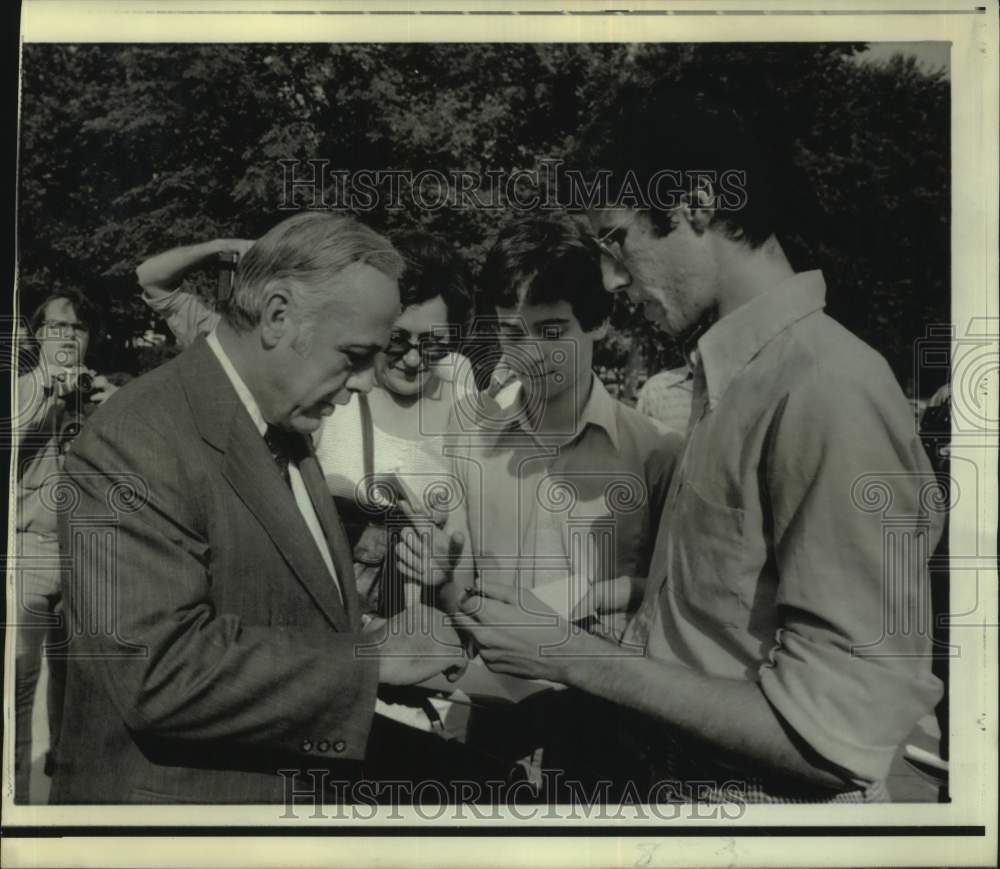 1974 Press Photo White House lawyer James St. Clair signs autographs, Washington