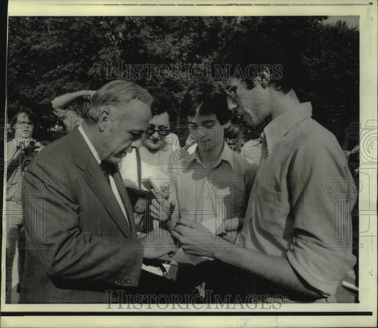 1974 Press Photo White House lawyer James St. Clair signs autographs, Washington