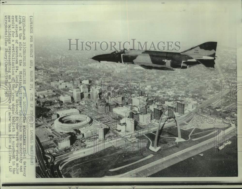 1968 Press Photo A jet flies above the stainless steel Gateway Arch, St. Louis