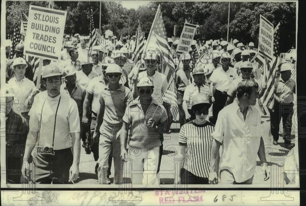 1970 Press Photo Construction workers take part in a parade demonstration, MO.