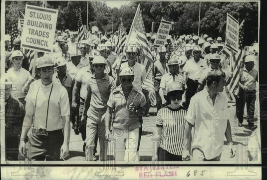 1970 Press Photo Construction workers take part in a parade demonstration, MO.