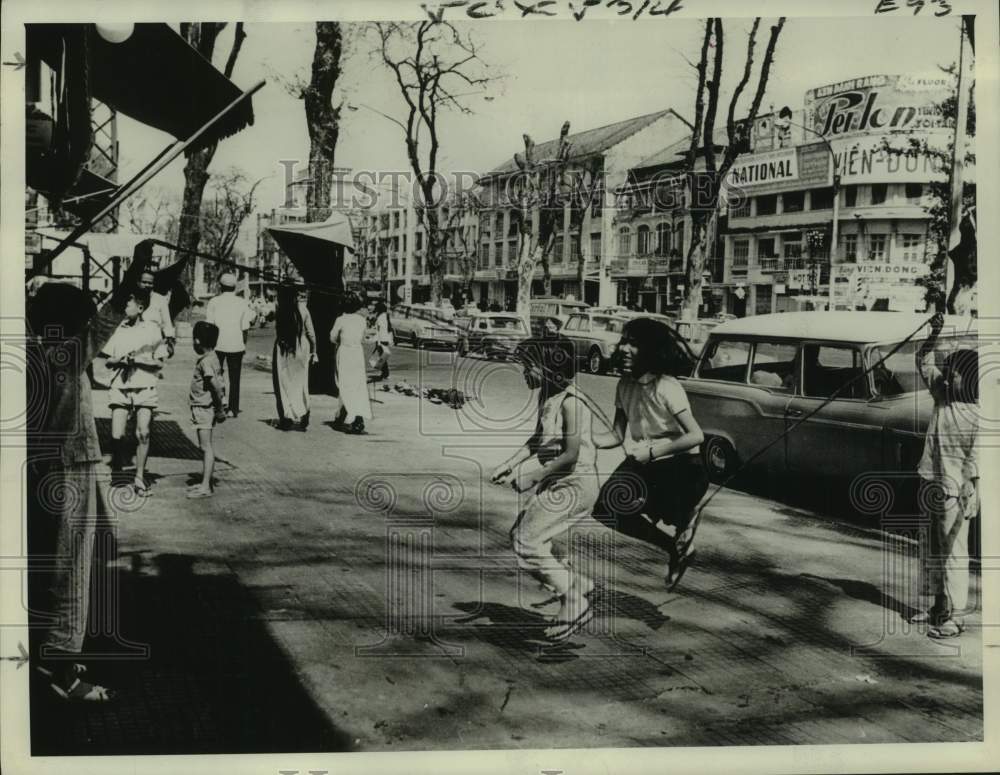 1969 Press Photo Children play jump rope near the street after the war, Vietnam