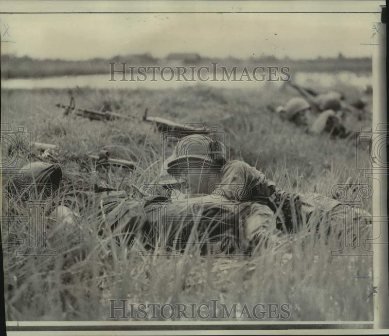 Load image into Gallery viewer, 1968 Press Photo A U.S. Medic takes cover and calms a wounded GI in Saigon

