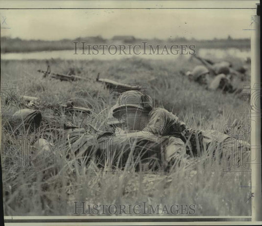 1968 Press Photo A U.S. Medic takes cover and calms a wounded GI in Saigon