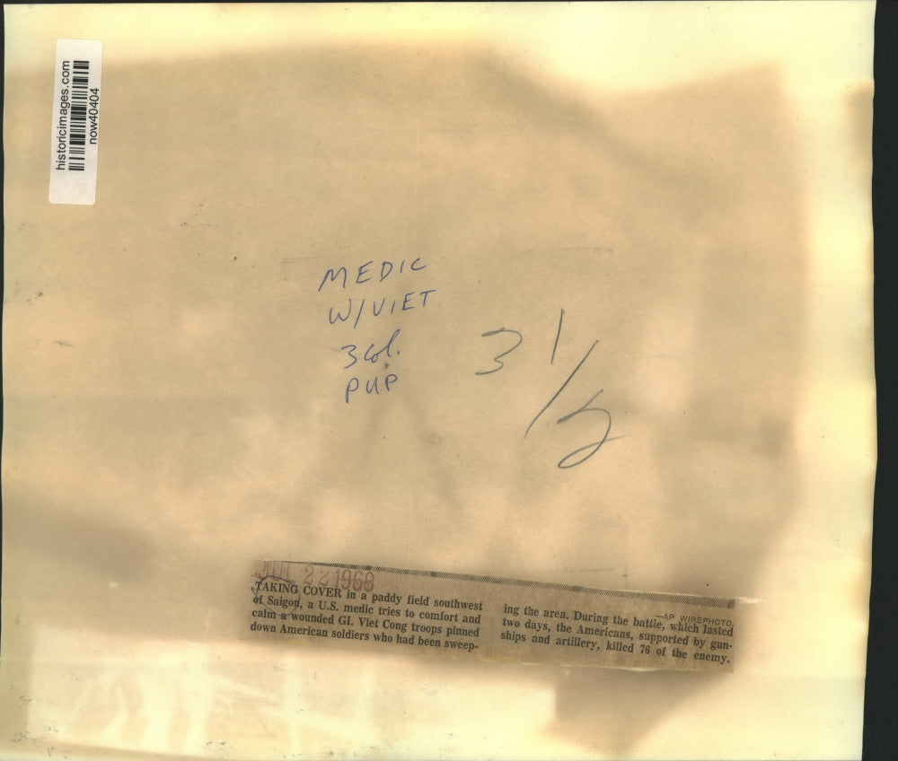 1968 Press Photo A U.S. Medic takes cover and calms a wounded GI in Saigon