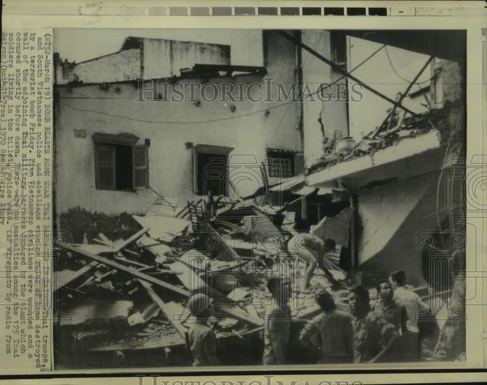 1970 Press Photo Thai troops & Vietnamese police examine a bombed home, Saigon