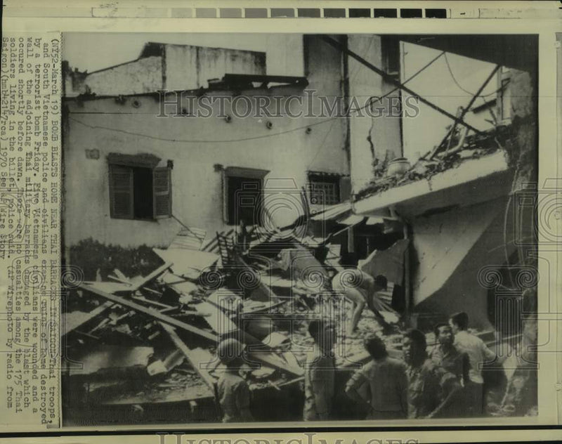 Load image into Gallery viewer, 1970 Press Photo Thai troops &amp; Vietnamese police examine a bombed home, Saigon
