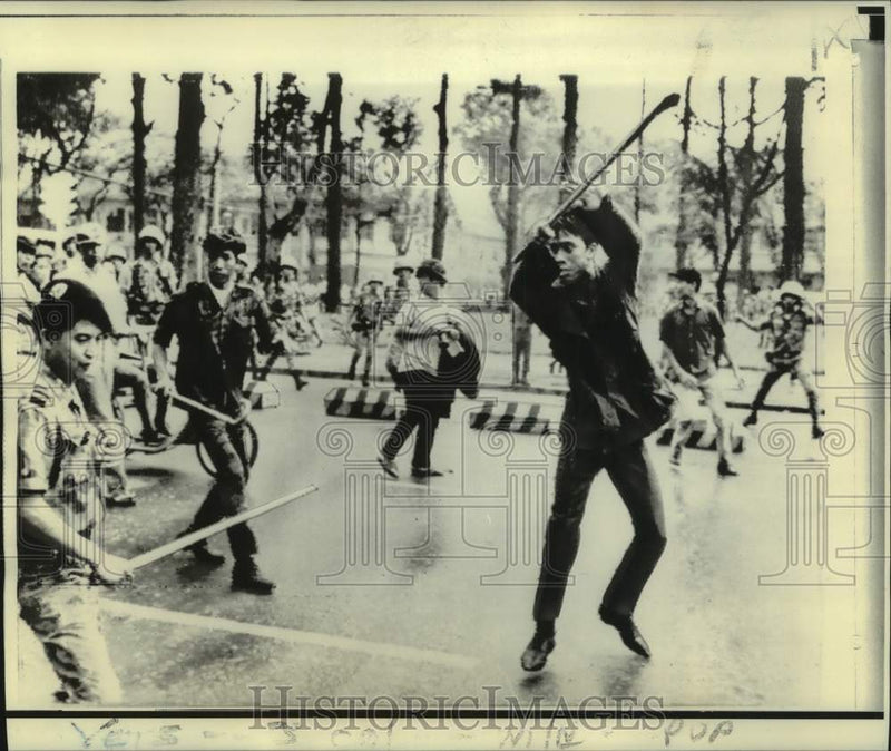 Load image into Gallery viewer, 1970 Press Photo A South Vietnamese war veteran swings a club at police, Saigon

