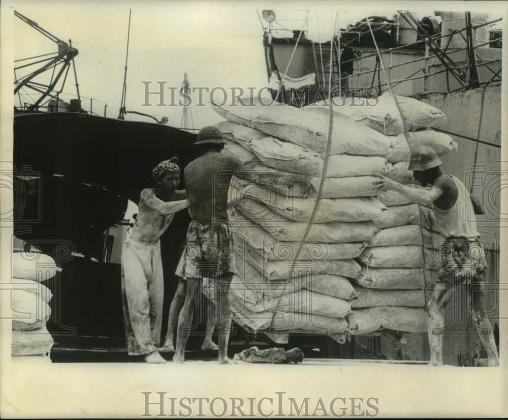 1966 Press Photo Vietnamese Laborers Unload Cement at Port, Saigon - now40451