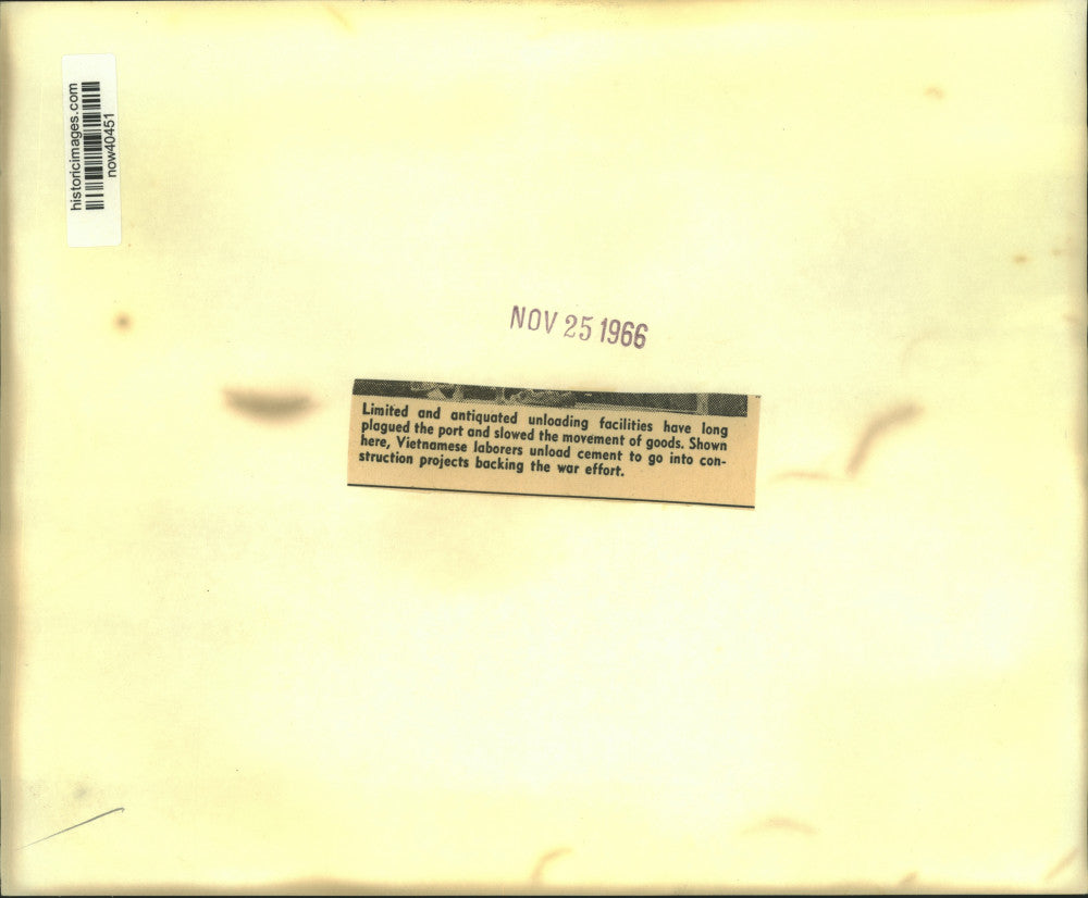 1966 Press Photo Vietnamese Laborers Unload Cement at Port, Saigon - now40451