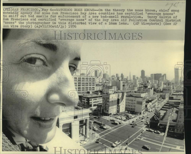 Load image into Gallery viewer, 1976 Press Photo Citizen Sniffs out Bad Smells for San Francisco Authorities
